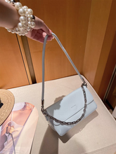 حقيبة كتف نسائية صغيرة الحجم مع سلسلة معدنية لون أزرق فاتح - KSA